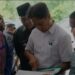Menteri Kesehatan Budi Gunadi Sadikin (ketiga kanan) melihat gambar rancangan gedung rumah sakit saat meninjau Rumah Sakit Umum Daerah Tuan Besar Syarif Idrus (RSUD TBSI) di Rasau Jaya, Kabupaten Kubu Raya, Kalimantan Barat, Jumat (10/1/2025). (MASAPNEWS/ANT)
