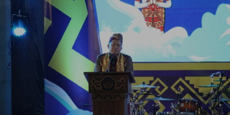 Direktur Sejarah dan Permuseuman di Direktorat Jenderal Pelindungan Kebudayaan dan Tradisi Kementerian Kebudayaan RI Prof Dr Agus Mulyana, M.Hum saat memberikan sambutan pada kegiatan Festival Budaya dan Cinta Tanah Air di Unila. Bandarlampung, Kamis (16/1/2025). (MASAPNEWS/ANT)