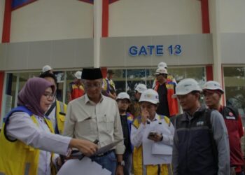 Menteri Pekerjaan Umum Dody Hanggodo mendengarkan penjelasan Kepala Balai Prasarana Permukiman Wilayah (BP2W) Jawa Timur Airyn Saputri di depan Gate 13 Stadion Kanjuruhan di Kabupaten Malang, Jawa Timur, Sabtu (18/1/2025). (MASAPNEWS/ANT)