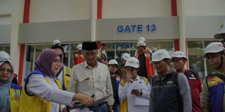 Menteri Pekerjaan Umum Dody Hanggodo mendengarkan penjelasan Kepala Balai Prasarana Permukiman Wilayah (BP2W) Jawa Timur Airyn Saputri di depan Gate 13 Stadion Kanjuruhan di Kabupaten Malang, Jawa Timur, Sabtu (18/1/2025). (MASAPNEWS/ANT)