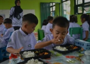 Ilustrasi: Sejumlah murid menikmati makan bergizi gratis di TK Kartika 1-55 Padang, Sumatera Barat, Rabu (8/1/2025). Korem 032/Wirabraja melaksanakan pembagian makanan bergizi gratis (MBG) di sekolah tersebut untuk mendukung program prioritas pemerintah. (MASAPNEWS/ANT)