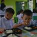 Ilustrasi: Sejumlah murid menikmati makan bergizi gratis di TK Kartika 1-55 Padang, Sumatera Barat, Rabu (8/1/2025). Korem 032/Wirabraja melaksanakan pembagian makanan bergizi gratis (MBG) di sekolah tersebut untuk mendukung program prioritas pemerintah. (MASAPNEWS/ANT)