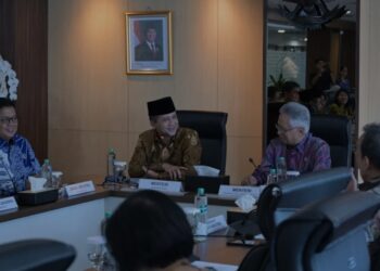 Kiri-kanan: Wamentrans Viva Yoga Mauladi, Mentrans M. Iftitah Sulaiman Suryanagara, dan Mendiktisaintek Satryo Soemantri Brodjonegoro berdiskusi mengenai kerja sama transformasi program transmigrasi di kantor Kemendiktisaintek, Jakarta, Jumat (17/1/2025). (MASAPNEWS/ANT/HO-Kementerian Transmigrasi)