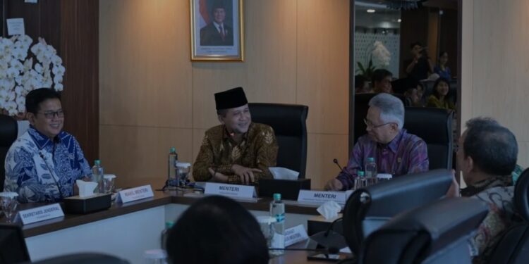 Kiri-kanan: Wamentrans Viva Yoga Mauladi, Mentrans M. Iftitah Sulaiman Suryanagara, dan Mendiktisaintek Satryo Soemantri Brodjonegoro berdiskusi mengenai kerja sama transformasi program transmigrasi di kantor Kemendiktisaintek, Jakarta, Jumat (17/1/2025). (MASAPNEWS/ANT/HO-Kementerian Transmigrasi)