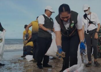 Wakil Menteri Pariwisata Ni Luh Puspa memungut sampah plastik yang terdampar di Pantai Kedonganan, Kabupaten Badung, Bali, Minggu (19/1/2025). (MASAPNEWS/ANT)