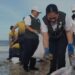Wakil Menteri Pariwisata Ni Luh Puspa memungut sampah plastik yang terdampar di Pantai Kedonganan, Kabupaten Badung, Bali, Minggu (19/1/2025). (MASAPNEWS/ANT)