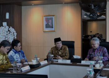Kiri-kanan: Sekretaris Jenderal Kementrans Danton Ginting Munthe, Wamentrans Viva Yoga Mauladi, Mentrans M. Iftitah Sulaiman Suryanagara, dan Mendiktisaintek Satryo Soemantri Brodjonegoro menggelar rapat kerja di kantor Kemendiktisaintek di Jakarta, Jumat (17/1/2025). (MASAPNEWS/ANT/HO-Kementerian Transmigrasi)