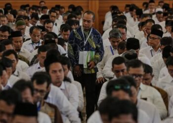 Arsip foto - Panitia mengawasi peserta mengerjakan tes CAT menggunakan gawai saat seleksi petugas penyelenggara haji 2025 di Asrama Haji, Pondok Gede, Jakarta, Selasa (17/12/2024). (MASAPNEWS/ANT)