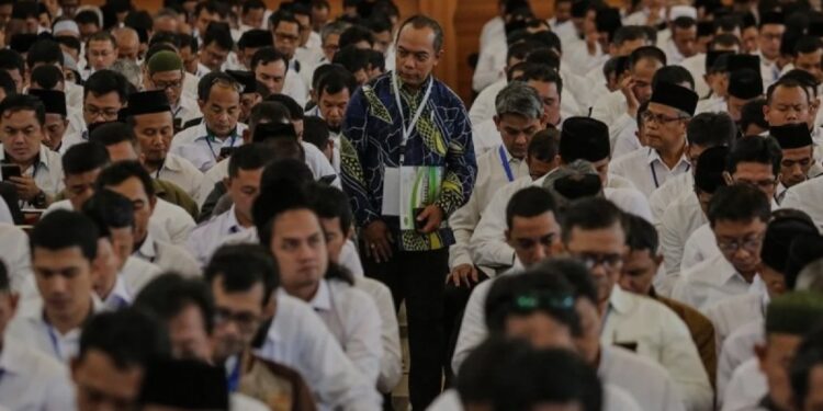 Arsip foto - Panitia mengawasi peserta mengerjakan tes CAT menggunakan gawai saat seleksi petugas penyelenggara haji 2025 di Asrama Haji, Pondok Gede, Jakarta, Selasa (17/12/2024). (MASAPNEWS/ANT)