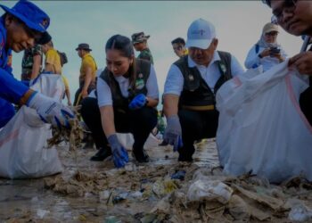Wakil Menteri Pariwisata Ni Luh Enik Ermawati (dua kiri) saat menghadiri Aksi Bersih Sampah Laut di Pantai Kedonganan, Jimbaran, Bali, pada Minggu (19/1/2025) (MASAPNEWS/ANT/HO-Kementerian Pariwisata)