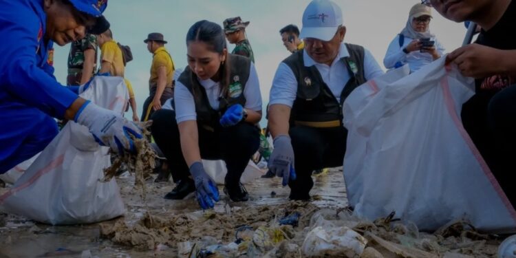 Wakil Menteri Pariwisata Ni Luh Enik Ermawati (dua kiri) saat menghadiri Aksi Bersih Sampah Laut di Pantai Kedonganan, Jimbaran, Bali, pada Minggu (19/1/2025) (MASAPNEWS/ANT/HO-Kementerian Pariwisata)