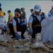 Wakil Menteri Pariwisata Ni Luh Enik Ermawati (dua kiri) saat menghadiri Aksi Bersih Sampah Laut di Pantai Kedonganan, Jimbaran, Bali, pada Minggu (19/1/2025) (MASAPNEWS/ANT/HO-Kementerian Pariwisata)