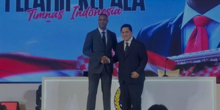 Pelatih timnas Indonesia Patrick Kluivert (kiri) dan Ketum PSSI Erick Thohir (kanan) berpose pada acara pengenalan tim pelatih timnas Indonesia di Hotel Mulia, Jakarta, Minggu (12/1/2025). (MASAPNEWS/ANT)