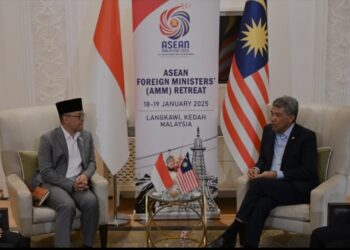 Menteri Luar Negeri (Menlu) RI Sugiono (kiri) melakukan pertemuan bilateral dengan Menlu Malaysia Mohamad Hasan di sela-sela pelaksanaan ASEAN Ministerial Meeting di Langkawi International Convention Centre, Langkawi, Kedah, Malaysia, Minggu (19/1/2025). (MASAPNEWS/ANT/Foto Facebook Wisma Putra)
