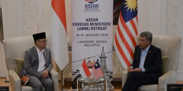 Menteri Luar Negeri (Menlu) RI Sugiono (kiri) melakukan pertemuan bilateral dengan Menlu Malaysia Mohamad Hasan di sela-sela pelaksanaan ASEAN Ministerial Meeting di Langkawi International Convention Centre, Langkawi, Kedah, Malaysia, Minggu (19/1/2025). (MASAPNEWS/ANT/Foto Facebook Wisma Putra)