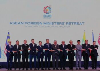 (Dari kanan) Sekjen ASEAN Kao Kim Hourn, Menlu Timor Leste Bendito dos Santos Freitas, Menlu RI Sugiono, Menlu Kamboja Kung Phoak, Menlu II Brunei Darussalam Erywan Pehin Yusof, Sekretaris Urusan Luar Negeri Filipina Enrique A Manalo, Menlu Malaysia Mohamad Hasan, Wakil Perdana Menteri dan Menlu Vietnam Bui Thanh Son, Menlu Thailand Maris Sangiampongsa, Menlu Singapura Vivian Balakrishnan, Permanent Secretary of the Ministry of Foreign Affairs of Myanmar Aung Kyaw Moe, Menlu Laos Thongsavanh Phomvihane foto bersama sebelum memulai sesi pertemuan ASEAN Foreign Minister Meeting (AMM) di Langkawi International Convention Centre, Langkawi, Kedah, Malaysia, Minggu (19/1/2025). Sesi AMM di Langkawi menjadi pertemuan tingkat menteri ASEAN pertama dalam Keketuaan ASEAN-Malaysia 2025 yang mengangkat tema Inklusivitas dan Keberlanjutan. (MASAPNEWS/ANT)