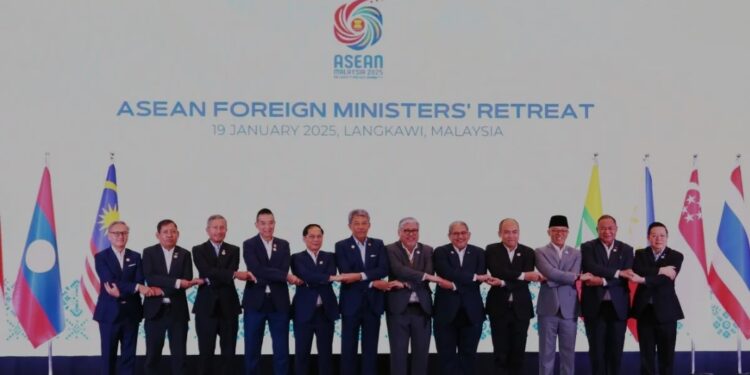 (Dari kanan) Sekjen ASEAN Kao Kim Hourn, Menlu Timor Leste Bendito dos Santos Freitas, Menlu RI Sugiono, Menlu Kamboja Kung Phoak, Menlu II Brunei Darussalam Erywan Pehin Yusof, Sekretaris Urusan Luar Negeri Filipina Enrique A Manalo, Menlu Malaysia Mohamad Hasan, Wakil Perdana Menteri dan Menlu Vietnam Bui Thanh Son, Menlu Thailand Maris Sangiampongsa, Menlu Singapura Vivian Balakrishnan, Permanent Secretary of the Ministry of Foreign Affairs of Myanmar Aung Kyaw Moe, Menlu Laos Thongsavanh Phomvihane foto bersama sebelum memulai sesi pertemuan ASEAN Foreign Minister Meeting (AMM) di Langkawi International Convention Centre, Langkawi, Kedah, Malaysia, Minggu (19/1/2025). Sesi AMM di Langkawi menjadi pertemuan tingkat menteri ASEAN pertama dalam Keketuaan ASEAN-Malaysia 2025 yang mengangkat tema Inklusivitas dan Keberlanjutan. (MASAPNEWS/ANT)