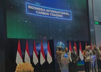 Menteri LH Hanif Faisol Nurofiq (tengah) dan Menteri Kehutanan Raja Juli Antoni (kedua kiri) dalam peluncuran perdagangan karbon internasional di Bursa Efek Indonesia, Jakarta, Senin (20/1/2025). (MASAPNEWS/ANT)