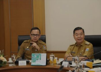 Wamendagri Bima Arya Sugiarto (kiri) saat bertemu Pj Gubernur DKI Jakarta Teguh Setyabudi (kanan) di Gedung Balai Kota Jakarta, Senin (20/1/2025). (MASAPNEWS/ANT/HO-Puspen Kementerian Dalam Negeri)