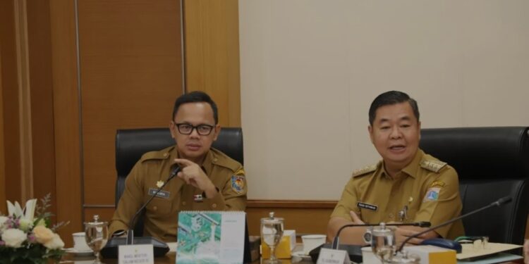 Wamendagri Bima Arya Sugiarto (kiri) saat bertemu Pj Gubernur DKI Jakarta Teguh Setyabudi (kanan) di Gedung Balai Kota Jakarta, Senin (20/1/2025). (MASAPNEWS/ANT/HO-Puspen Kementerian Dalam Negeri)