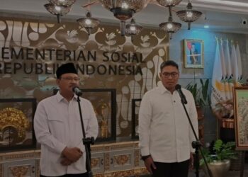 Mensos Saifullah Yusuf (kiri) bersama Wamentan Sudaryono (kanan) ditemui usai rapat koordinasi membahas pengentasan kemiskinan lewat ketahanan pangan di Kantor Kementerian Sosial, Jakarta, Senin (20/1/2025). (MASAPNEWS/ANT)