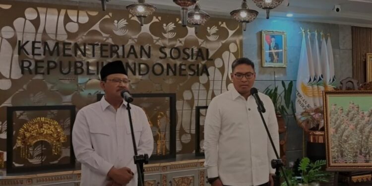 Mensos Saifullah Yusuf (kiri) bersama Wamentan Sudaryono (kanan) ditemui usai rapat koordinasi membahas pengentasan kemiskinan lewat ketahanan pangan di Kantor Kementerian Sosial, Jakarta, Senin (20/1/2025). (MASAPNEWS/ANT)