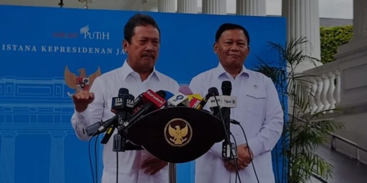 Menteri Kelautan dan Perikanan Sakti Wahyu Trenggono (kiri) memberikan keterangan pers di Istana Kepresidenan Jakarta, Senin (20/1/2025). (MASAPNEWS/ANT)