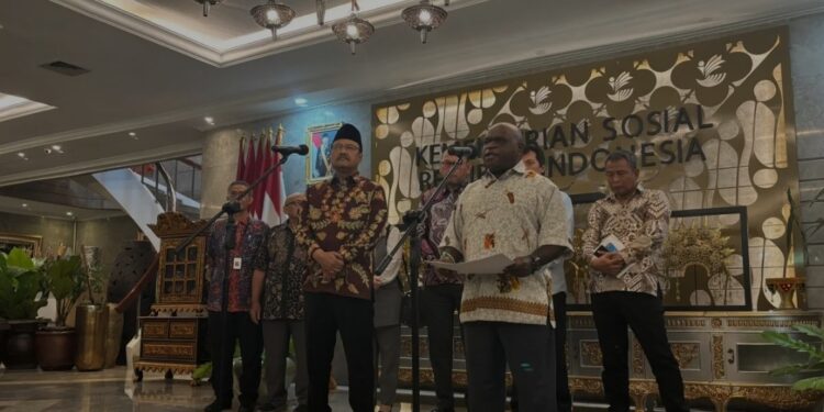Mensos Saifullah Yusuf (kiri) dan Menteri HAM Natalius Pigai ditemui media usai rapat di Kantor Kemensos Jakarta, Selasa (21/1/2025). (MASAPNEWS/ANT)