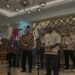 Mensos Saifullah Yusuf (kiri) dan Menteri HAM Natalius Pigai ditemui media usai rapat di Kantor Kemensos Jakarta, Selasa (21/1/2025). (MASAPNEWS/ANT)