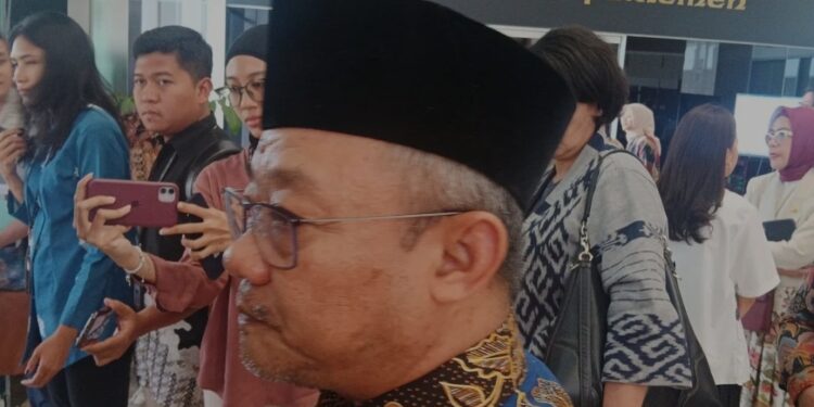 Menteri Pendidikan Dasar dan Menengah (Mendikdasmen) Abdul Mu'ti saat ditemui usai mengikuti rapat kerja Komisi X DPR RI yang digelar secara tertutup di Jakarta, Rabu (22/1/2025). (MASAPNEWS/ANT)