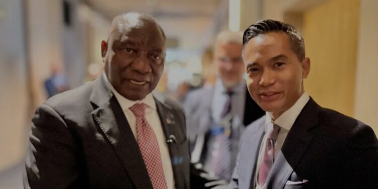 Ketua Umum Kamar Dagang dan Industri (Kadin) Indonesia, Anindya Novyan Bakrie bersama Presiden Afrika Selatan, Matamela Cyril Ramaphosa di sela-sela pertemuan tahunan World Economic Forum (Forum Ekonomi Dunia) di Davos, Swiss, Rabu (22/1/2025). (MASAPNEWS/ANT/HO-Kadin)