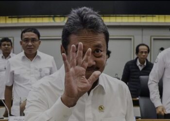 Menteri Kelautan dan Perikanan (KKP) Sakti Wahyu Trenggono bersiap mengikuti rapat kerja dengan Komisi IV DPR di Kompleks Parlemen, Senayan, Jakarta, Kamis (23/1/2025). Rapat tersebut membahas terkait pagar laut dan isu-isu kelautan dan perikanan yang aktual. (MASAPNEWS/ANT)