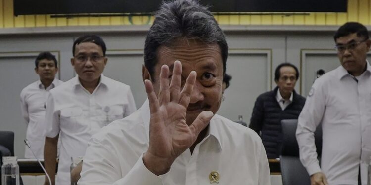Menteri Kelautan dan Perikanan (KKP) Sakti Wahyu Trenggono bersiap mengikuti rapat kerja dengan Komisi IV DPR di Kompleks Parlemen, Senayan, Jakarta, Kamis (23/1/2025). Rapat tersebut membahas terkait pagar laut dan isu-isu kelautan dan perikanan yang aktual. (MASAPNEWS/ANT)