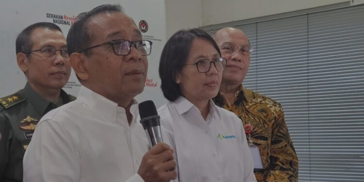 Menteri Koordinator Bidang Pembangunan Manusia dan Kebudayaan Pratikno (kedua kiri) ketika ditemui usai rapat koordinasi terkait Pemeriksaan Kesehatan Gratis (PKG) di Jakarta, Kamis (23/1/2025). (MASAPNEWS/ANT)