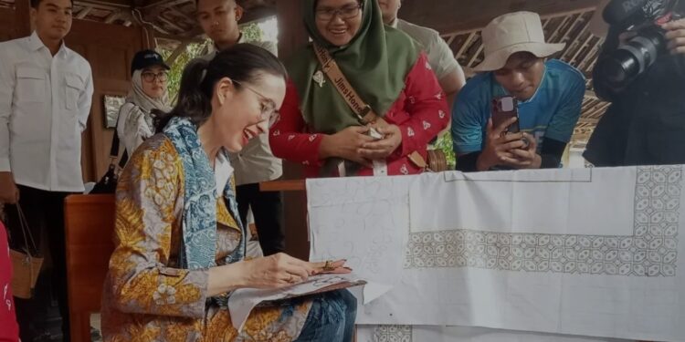 Menteri Pariwisata RI Widiyanti Putri Wardhana saat mencoba membatik pada kain di Kampung Batik Giriloyo Desa Wukirsari Kabupaten Bantul Daerah Istimewa Yogyakarta. Kamis (23/1/2025) (MASAPNEWS/ANT)