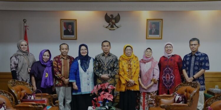 Mendukbangga/Kepala BKKBN Wihaji (lima dari kiri) saat menerima kunjungan dari ICMI membahas lansia produktif untuk menyambut bonus demografi di Kantor Kemendukbangga/BKKBN, Jakarta, Jumat (24/1/2025). (MASAPNEWS/ANT/HO-Kemendukbangga/BKKBN)