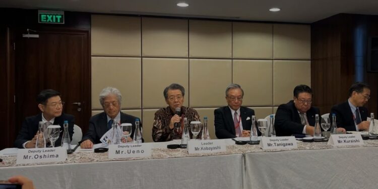 Ketua Kamar Dagang dan Industri Jepang (JCCI) Ken Kobayashi (ketiga kiri) beserta perwakilan petinggi delegasi kunjungan JCCI ke Indonesia dalam konferensi pers di Jakarta, Jumat (24/1/2025) malam. (MASAPNEWS/ANT)