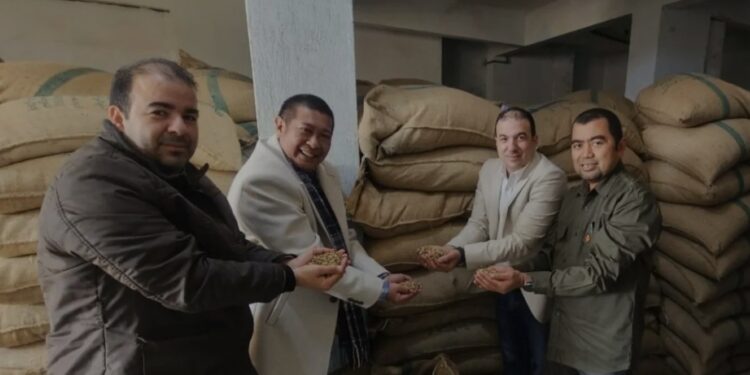 Atase Perdagangan KBRI Kairo M. Syahran Bhakti bersama perwakilan perusahaan ekspor-impor makanan Fayoumi saat meninjau penerimaan impor 39.6 ton bijih kopi robusta produksi perusahaan Malang, Jawa Timur, di gudang perusahaan Fayoumi di Kota Fashn, Provinisi Bani Suef, Mesir, Kamis (23/1/2025). (MASAPNEWS/ANT)