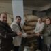 Atase Perdagangan KBRI Kairo M. Syahran Bhakti bersama perwakilan perusahaan ekspor-impor makanan Fayoumi saat meninjau penerimaan impor 39.6 ton bijih kopi robusta produksi perusahaan Malang, Jawa Timur, di gudang perusahaan Fayoumi di Kota Fashn, Provinisi Bani Suef, Mesir, Kamis (23/1/2025). (MASAPNEWS/ANT)
