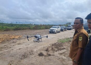 Demonstrasi penerbangan drone DJI Agras T40 di Desa Tanjung Riu Kecamatan Kurun, Selasa (21/1/2025). MASAPNEWS/GCM