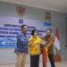 Wakil Bupati Gumas Efrensia LP Umbing (tengah), didampingi Direktur Perumdam Maruang Duhung Hendra Toendan (kiri) dan Pimpinan KCP BRI Kuala Kurun Utas Wenly, memukul katambung tanda diluncurkannya pembayaran tagihan air perumdam melalui layanan BRI, di Kuala Kurun, Selasa sore (18/3/2025). (Foto : MASAPNEWS)