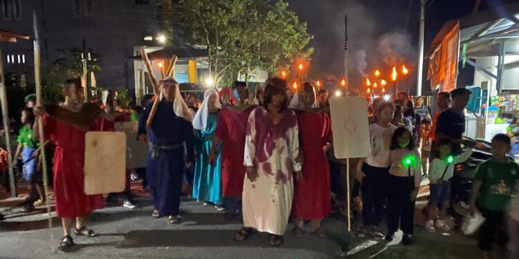 Suasana penghayatan Jalan Salib di Kuala Kurun, Kamis (17/4/2025). (Foto : GKE Pandahang)
