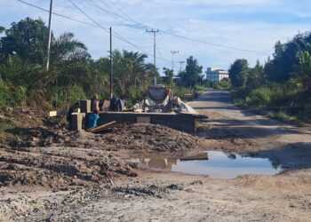 Pembangunan box culvert di ruas jalan kabupaten di Desa Tumbang Lampahung Kecamatan Kurun, Senin (21/4/2025). (IST)