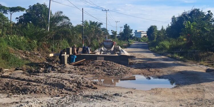 Pembangunan box culvert di ruas jalan kabupaten di Desa Tumbang Lampahung Kecamatan Kurun, Senin (21/4/2025). (IST)