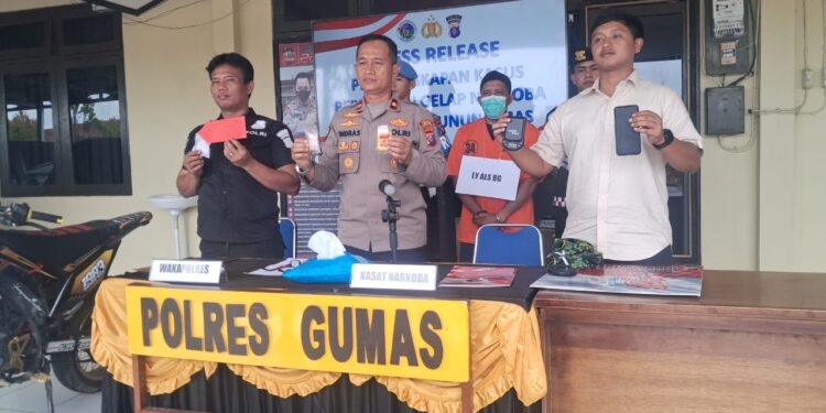 Wakapolres Gumas Kompol Indras Purwoko (tengah) didampingi Kasat Narkoba Iptu Abi Wahyu Prasetyo (kanan), dan dan Humas Polres Gumas Aiptu Evan menunjukkan barang bukti saat jumpa pers di Kuala Kurun, Kamis (24/4/2025). (Foto : MASAPNEWS)