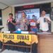 Wakapolres Gumas Kompol Indras Purwoko (tengah) didampingi Kasat Narkoba Iptu Abi Wahyu Prasetyo (kanan), dan dan Humas Polres Gumas Aiptu Evan menunjukkan barang bukti saat jumpa pers di Kuala Kurun, Kamis (24/4/2025). (Foto : MASAPNEWS)