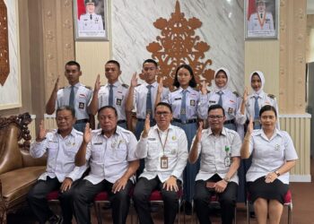 Sekda Gumas Richard (duduk tengah) bersama Kepala Badan Kesbangpol Sugiarto, wakil Gumas untuk mengikuti seleksi Paskibraka Kalteng, dan lainnya berfoto bersama di Kuala Kurun, Rabu (30/4/2025). (IST)