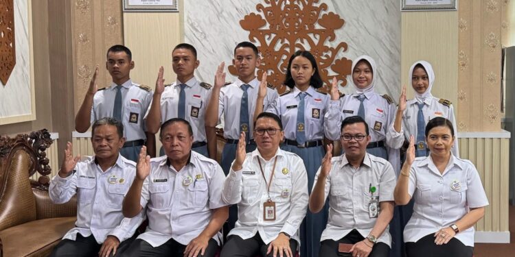 Sekda Gumas Richard (duduk tengah) bersama Kepala Badan Kesbangpol Sugiarto, wakil Gumas untuk mengikuti seleksi Paskibraka Kalteng, dan lainnya berfoto bersama di Kuala Kurun, Rabu (30/4/2025). (IST)