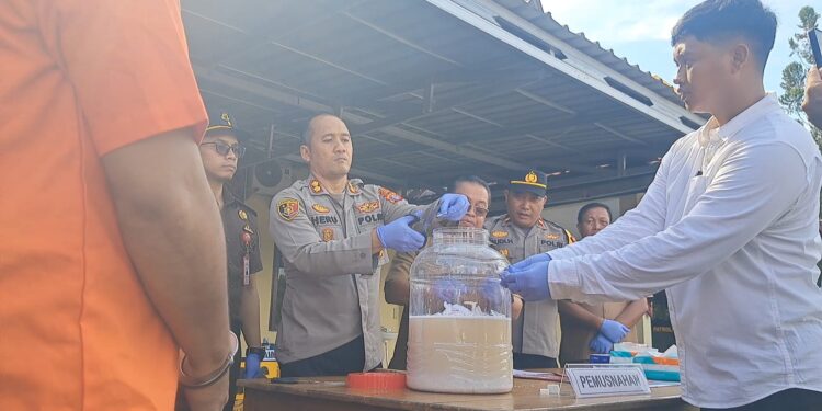 Kapolres Gunung Mas AKBP Heru Eko Wibowo dan lainnya memusnahkan sabu dengan cara dilarutkan ke dalam wadah yang berisi air serta dicampur dengan cairan pembersih, di Kuala Kurun, Senin (19/5/2025). (MASAPNEWS/GCM)
