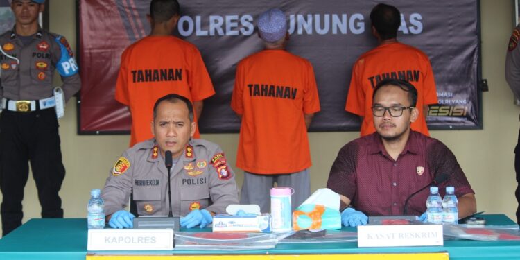 Kapolres Gunung Mas AKBP Heru Eko Wibowo (kiri) didampingi Kasat Reskrim AKP Faisal Firman Gani saat jumpa pers di Kuala Kurun, Selasa (13/5/2025). (IST)